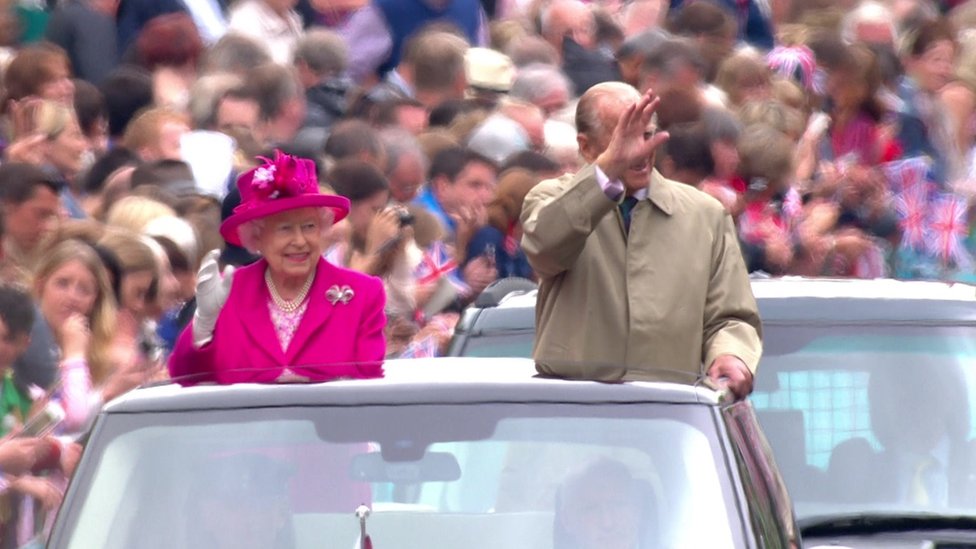 'I'm still alive' Queen Elizabeth quips on NI visit BBC News(02)