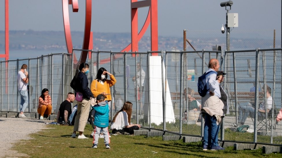 Люди встречаются для беседы на закрытой границе со Швейцарией, в Констанце, Германия, 06 апреля 2020 г.