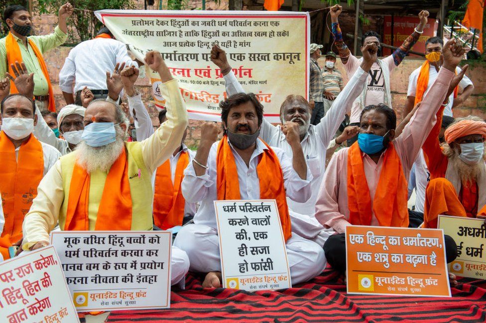 Manifestantes de grupos hindúes de derecha