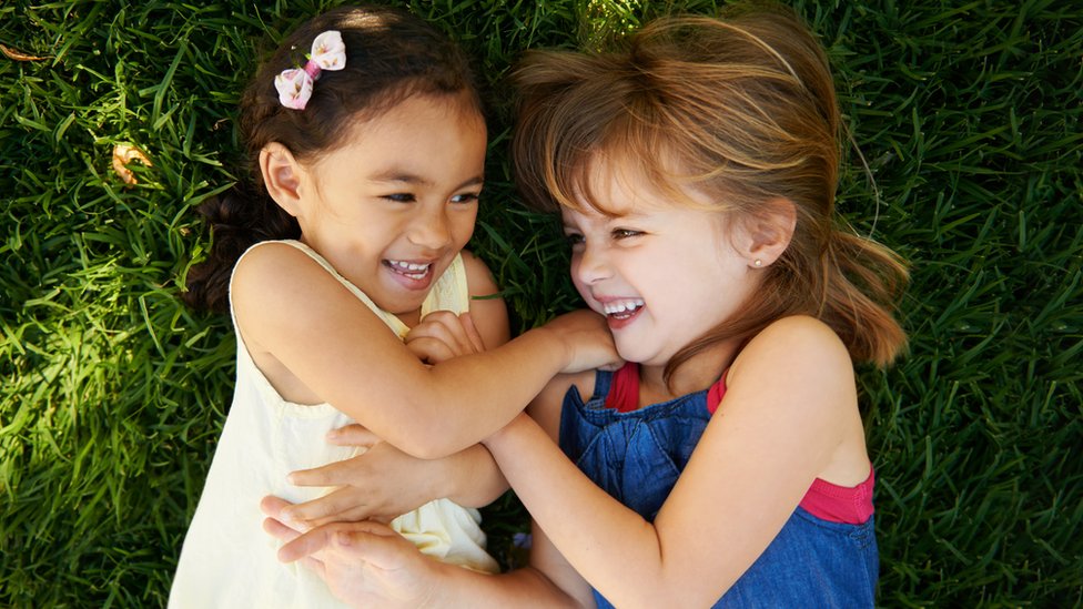 ¿Knismesis o gargalesis? Niñas riendo