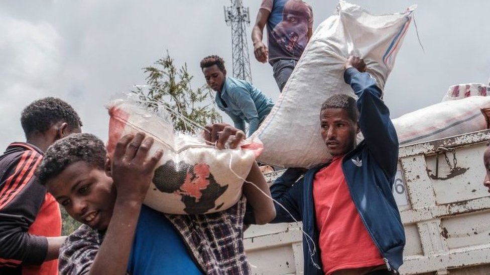 تحميل المواد الغذائية والإمدادات من شاحنة قدمها السكان المحليون، في مدينة ديسي، إثيوبيا، في 23 أغسطس/آب، 2021