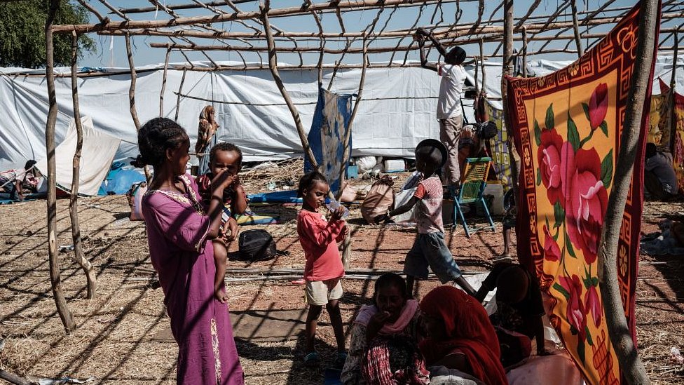 Вновь прибывшие эфиопские беженцы, бежавшие из конфликта в Эфиопии Тигрей, отдыхают в лагере беженцев Ум-Ракуба в Гедарефе, восточный Судан, 9 декабря 2020 г.