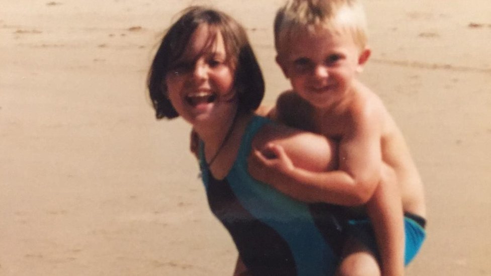 Ema na plaži sa mlađim bratom Džordanom
