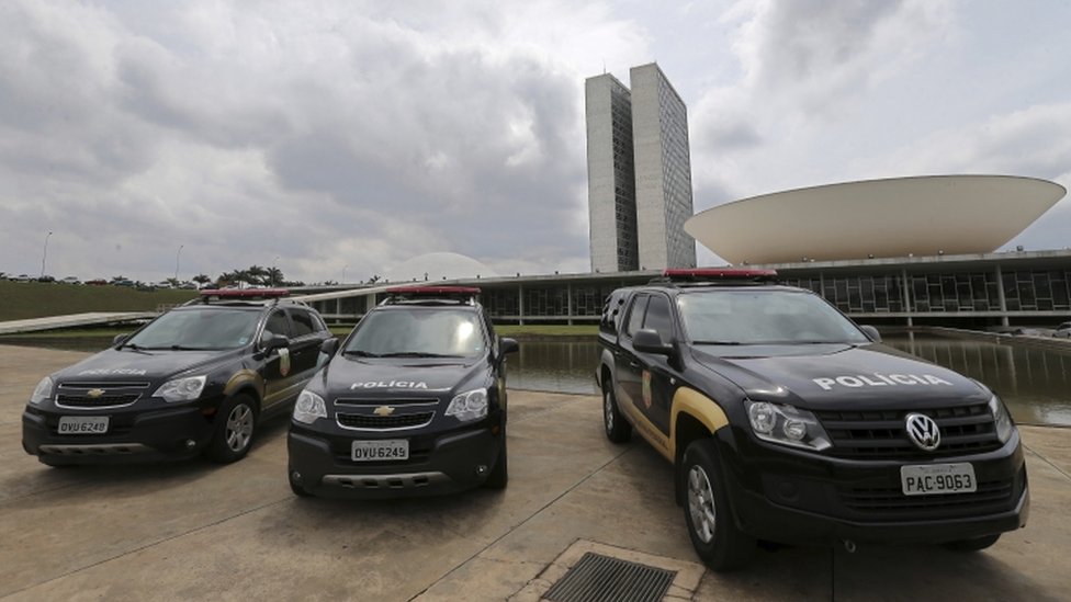 Полицейские машины Сената у здания Конгресса в Бразилиа, октябрь 2016 г.