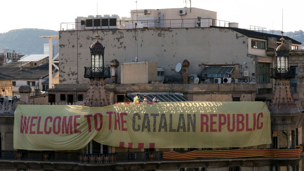 "Bienvenidos a la República de Cataluña", reza un cartel independentista en Barcelona. Bandera con la frase "Bienvenidos a la República de Cataluña".
