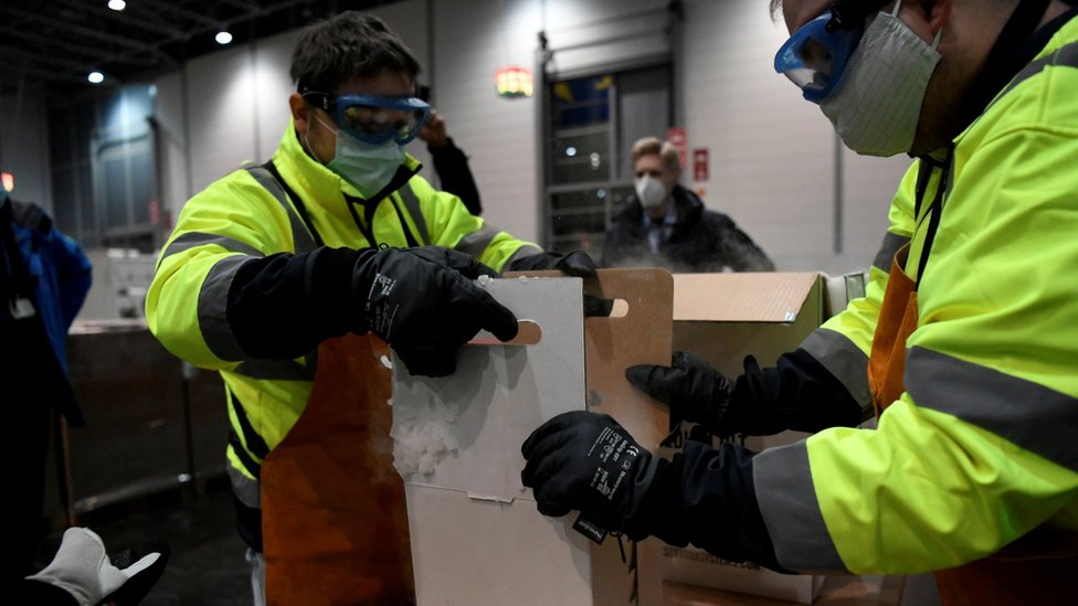 Officials unload boxes with Pfizer-BioNTech vaccine in North Rhine-Westphalia, Germany. Photo: 26 December 2020