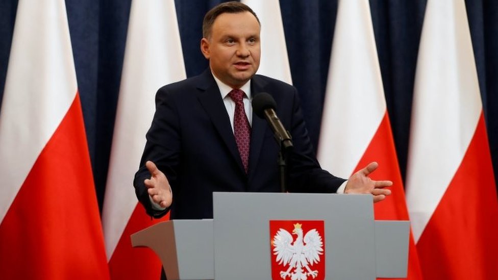 Poco después del anuncio de la Comisión Europea, el presidente de Polonia, Andrzej Duda, firmó dos de las leyes cuestionadas. El presidente de Polonia, Andrzej Duda.
