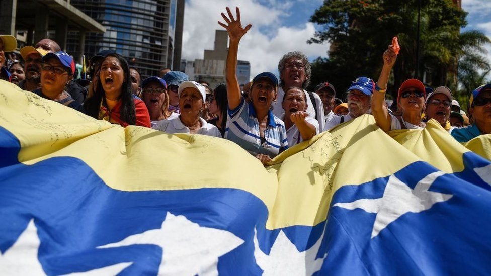 Venezolanos manifestándose.