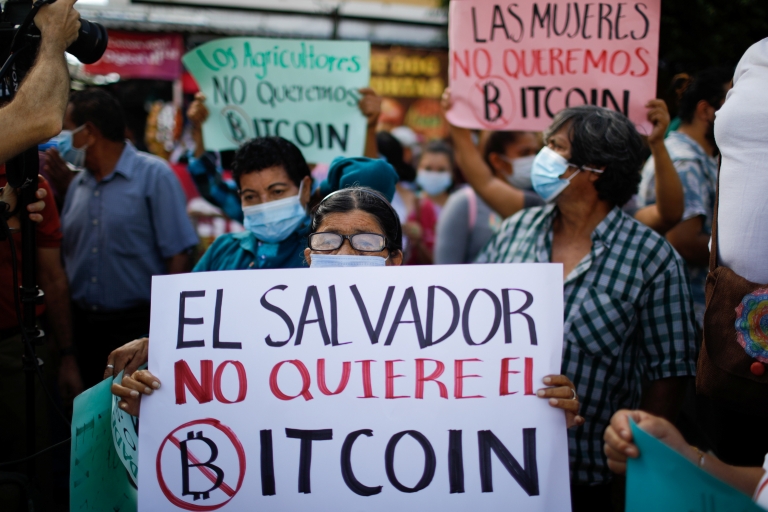 Protesta en El Salvador contra el Bitcoin.