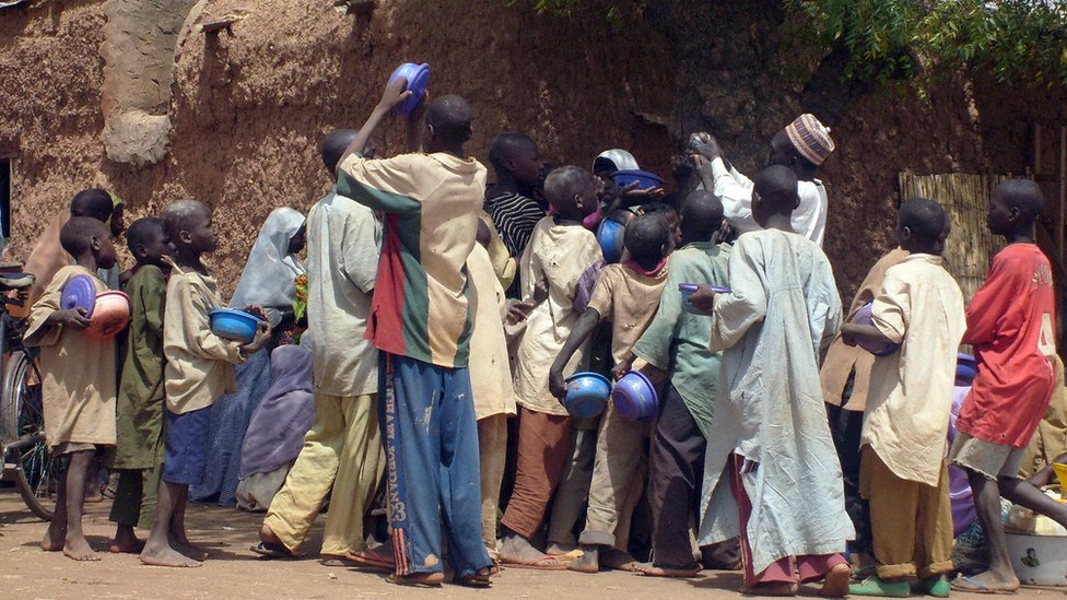 Толпа детей-попрошаек борется за милостыню у мужчины в городе Кано на севере Нигерии (фото из архива)