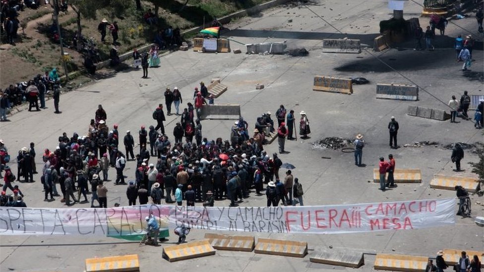 Сторонники президента Боливии Эво Моралеса блокируют улицу в Ла-Пасе, Боливия, 10 ноября 2019 г. REUTERS