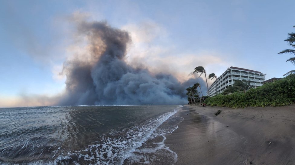 Ondas maciças de fumaça perto de Lahaina, Havaí