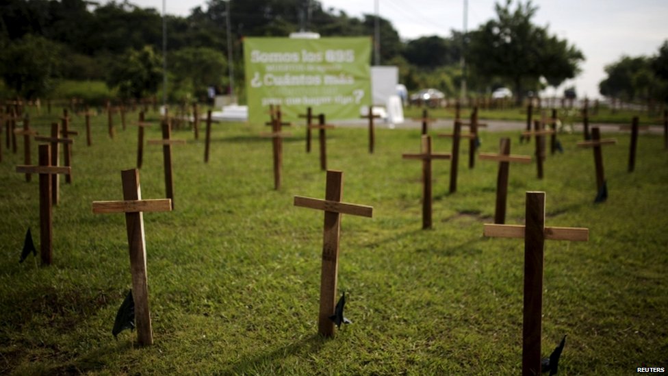 Кресты оставлены в знак протеста против большого количества убийств в стране в Сан-Сальвадоре, Сальвадор, 1 сентября 2015 года. Члены гражданской группы под названием «300» объявили протест против убийств в Сальвадоре.