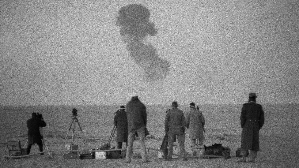 أجرت فرنسا أربع تجارب لأسلحة نووية في صحراء قرب منطقة رقان في الفترة بين 1960-1961