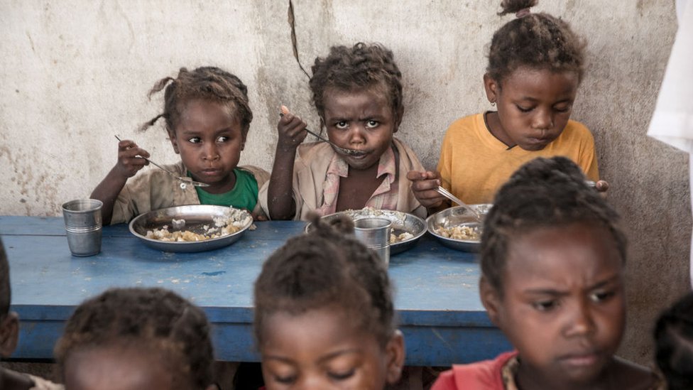 Niños comiendo en su escuela en Madagascar.