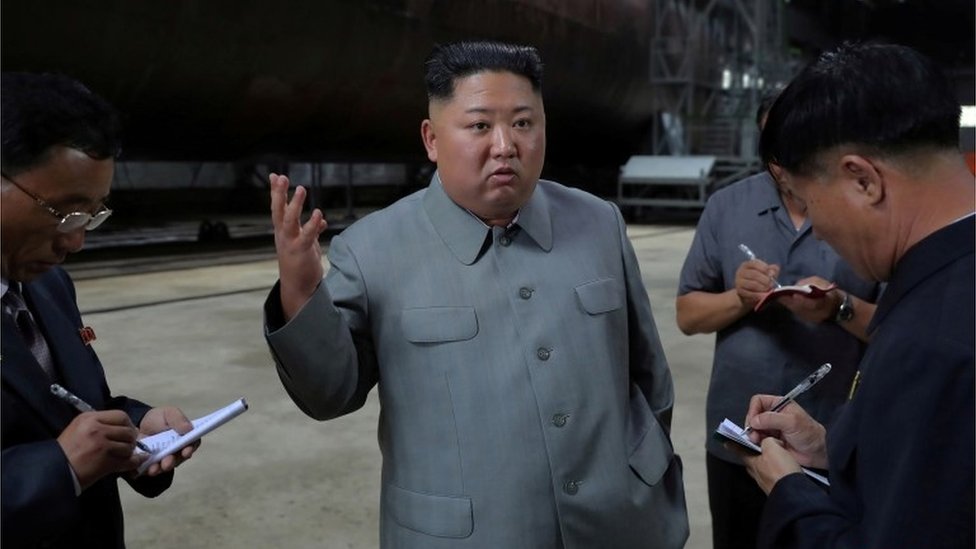 Ким Чен Ын осматривает объект подводных лодок в Северной Корее