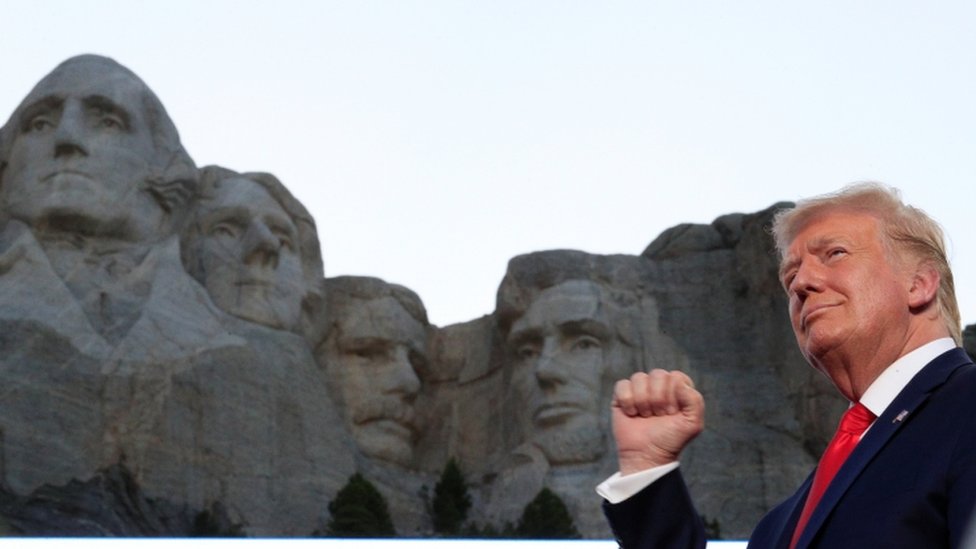 Президент Трамп стоит перед горой Рашмор