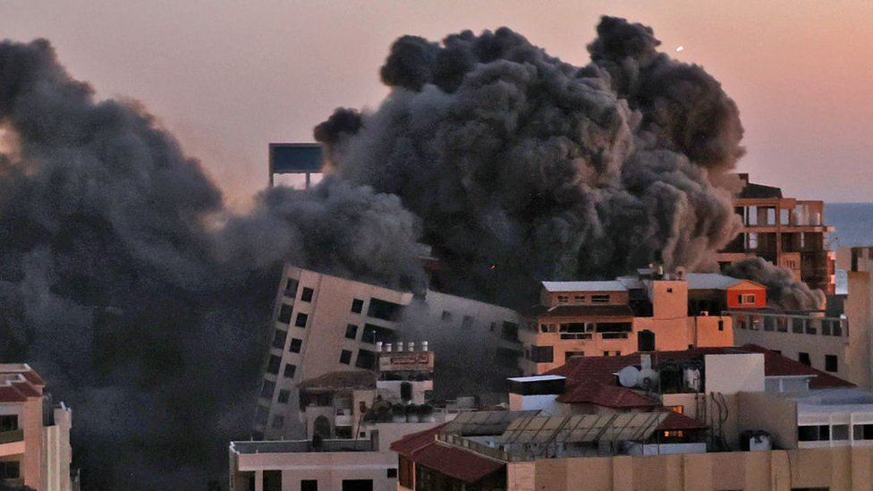 انهيار برج في غزة بعد قصفه من قبل سلاح الجو الإسرائيلي، 11 مايو/أيار 2021