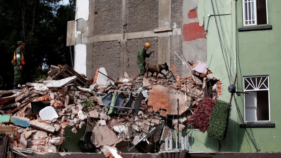 Colonia Condesa es uno de los barrios más afectados por el terremoto en México. Equipos de rescate en México