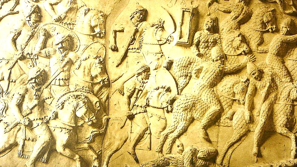 Scena prikazuje poraz sarmatske vojske u boju sa rimskim snagama 175. godine nove ere