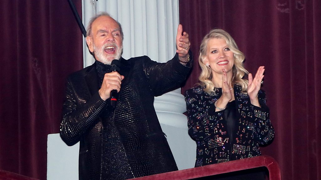 Neil Diamond surprises with 'Sweet Caroline' singalong