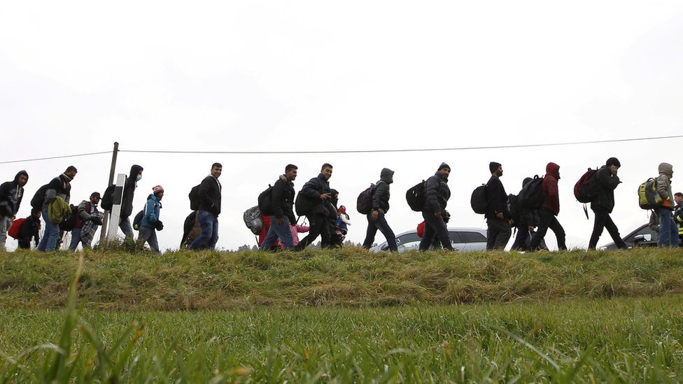 Migrantes caminan hacia Alemania en 2015