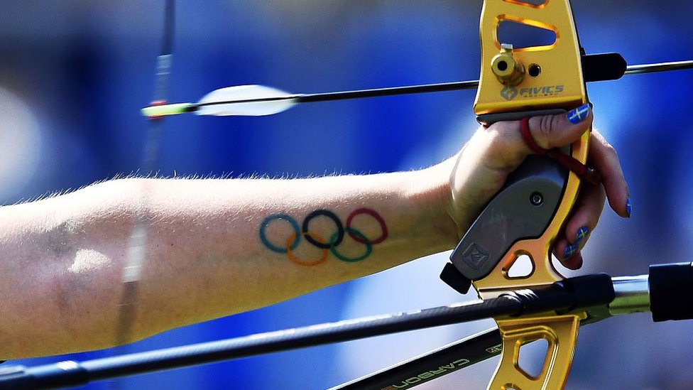 Татуировка в виде олимпийских колец видна на предплечье шведки Кристин Бьерендал, стреляющей стрелой во время женских соревнований Олимпийских игр 2016 года в Рио на арене Самбодромо в Рио-де-Жанейро, Бразилия, 9 августа 2016 г.