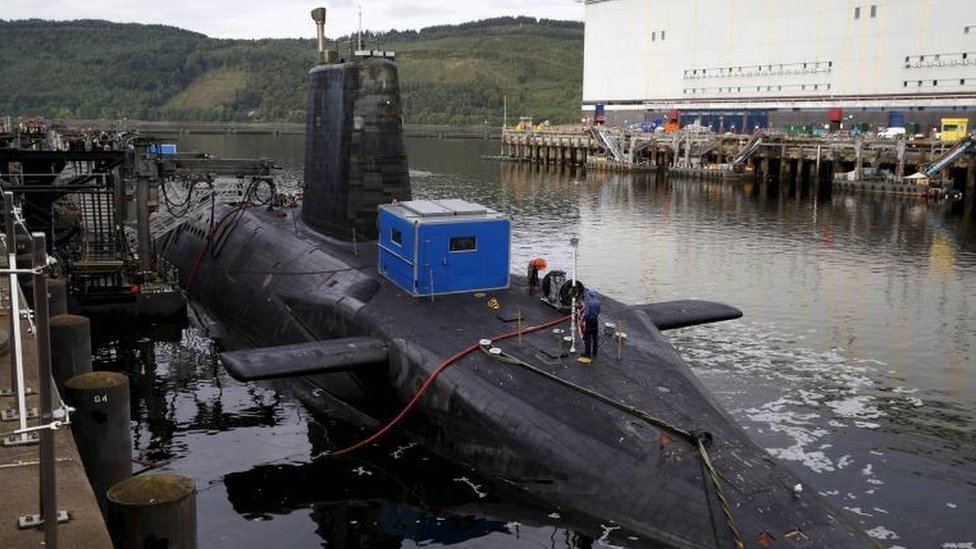 Атомная подводная лодка замечена на базе подводных лодок Королевского флота в Фаслейне, Шотландия,