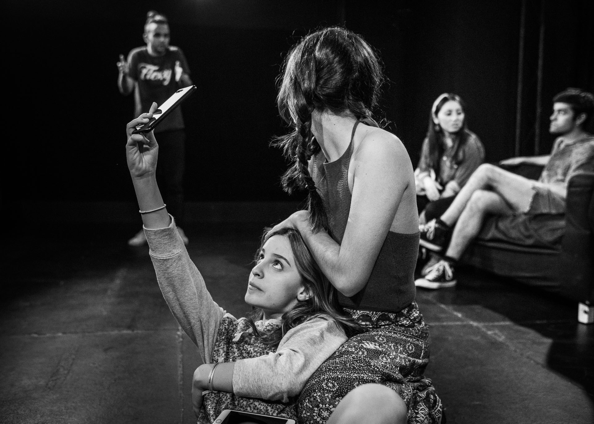 Una joven se toma una selfie en "Nuna pasa nada" puesta en escena dirigida en España por Eva Egido.