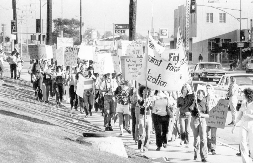 Manifestantes protestan fuera del Centro Médico Los Ángeles-USC en Los Ángeles, California, en 1974, contra las esterilizaciones forzadas.