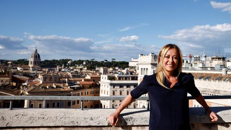 梅洛尼（Giorgia Meloni），45歲，是極右翼政黨「意大利兄弟黨」的黨魁。圖為8月24日在羅馬接受路透社採訪後站在陽台上