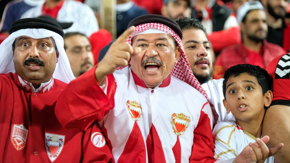 جماهير البحرين تشجع فريقها خلال نهائي كأس الخليج بين البحرين والسعودية على استاد عبدالله بن خليفة في الثامن من ديسمبر/كانون الأول 2019 في الدوحة بقطر