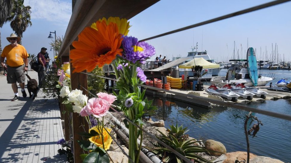 Люди оставили цветы на пристани, где базируется Концепция