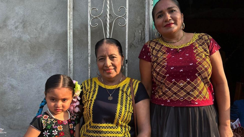 Female members of a Juchitan family pictured by the BBC.