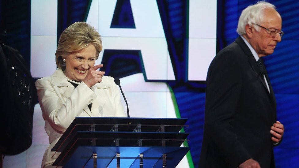 Hillary Clinton e Bernie Sanders em debate na TV poucos dias antes da primária em Nova York, em abril de 2021