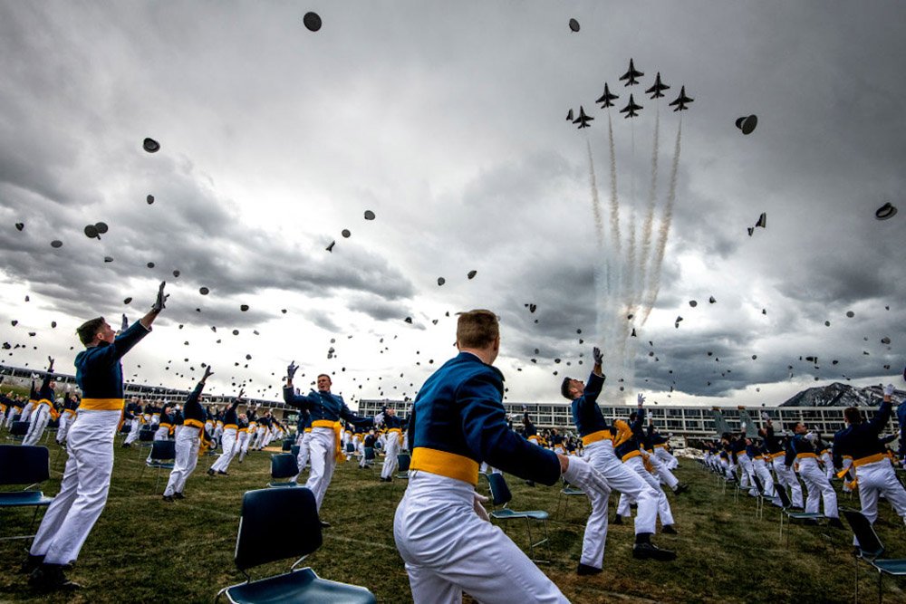 طلاب أكاديمية القوات الجوية الأمريكية خلال حفلة تخرجهم
