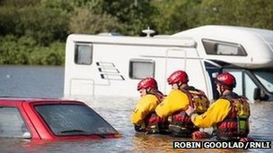 Спасательная группа RNLI проводит поиск в Аберистуите