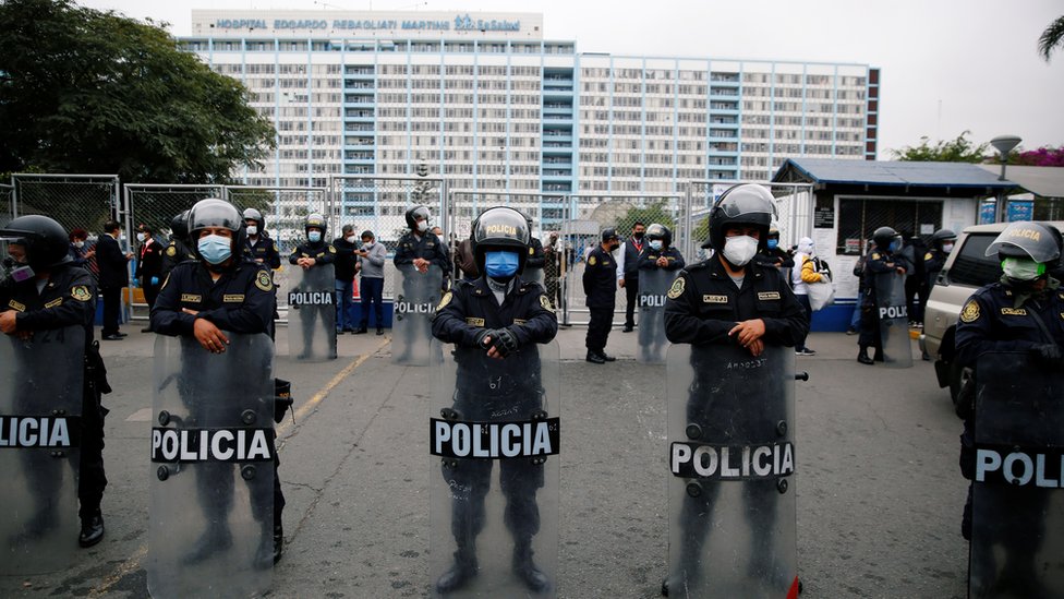 Policías en fila afuera del hospital Edgardo Rebagliati, en Lima.