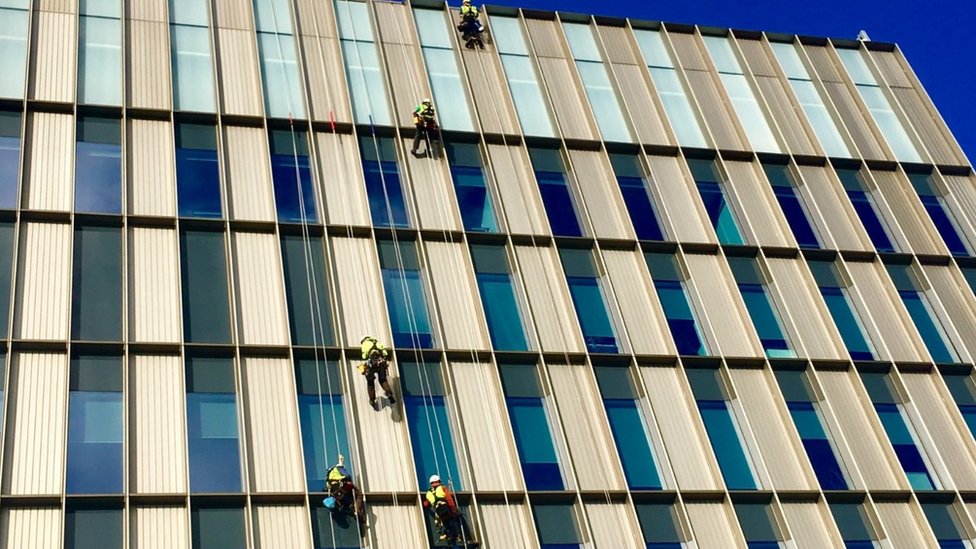 Técnicos trabajando en la fachada del Glasgow College