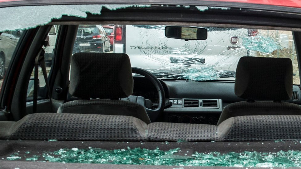 汽車車窗被冰雹擊中