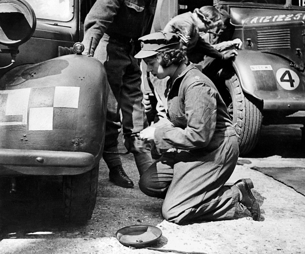 La princesa Isabel cambiando la rueda de un vehículo militar durante la Segunda Guerra Mundial, en un lugar desconocido en 1940.