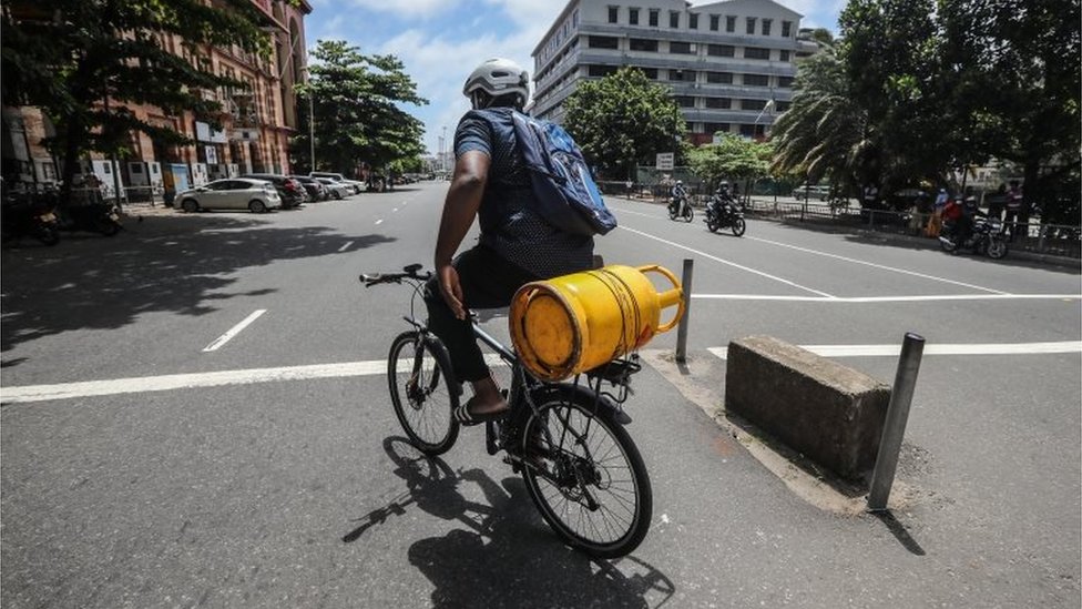 Krisis membuat tabung gas langka di pasar