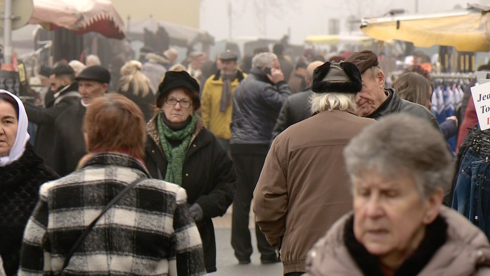 Покупатели на рынке в Хаянже, Франция