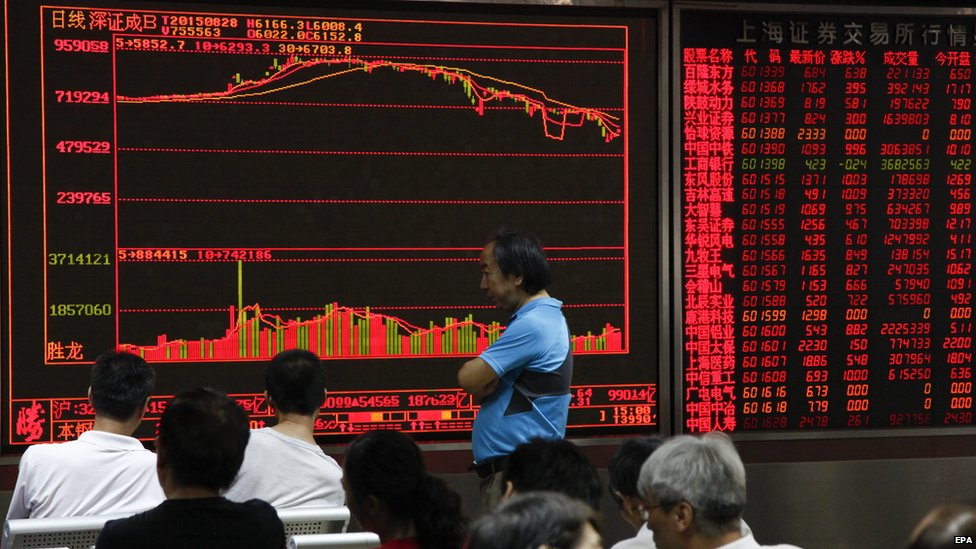 Инвесторы отслеживают данные фондового рынка в брокерской компании по ценным бумагам в Пекине, Китай, 28 августа 2015 года.