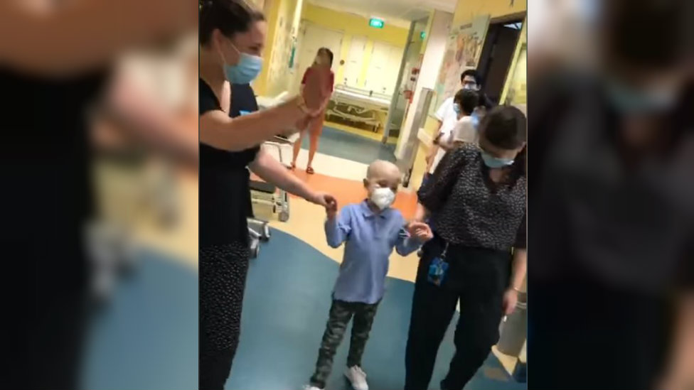 Оскар выходит из больницы в Сингапуре