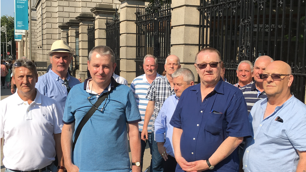 Джон Боланд у ирландского парламента с некоторыми из его товарищей по кампании