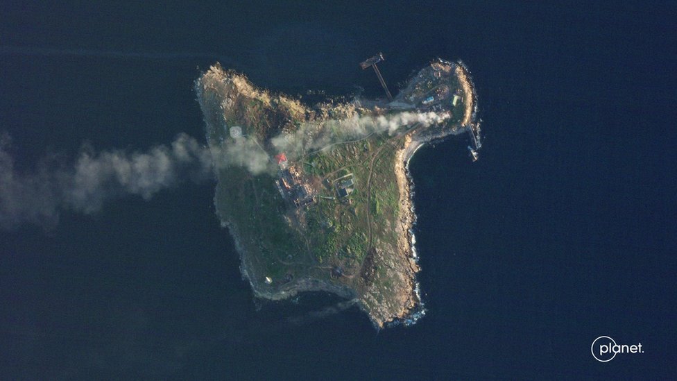 Imágenes satelitales mustran humo saliendo de la Isla de las Serpientes, en Ucrania. 8 de mayo de 2022.