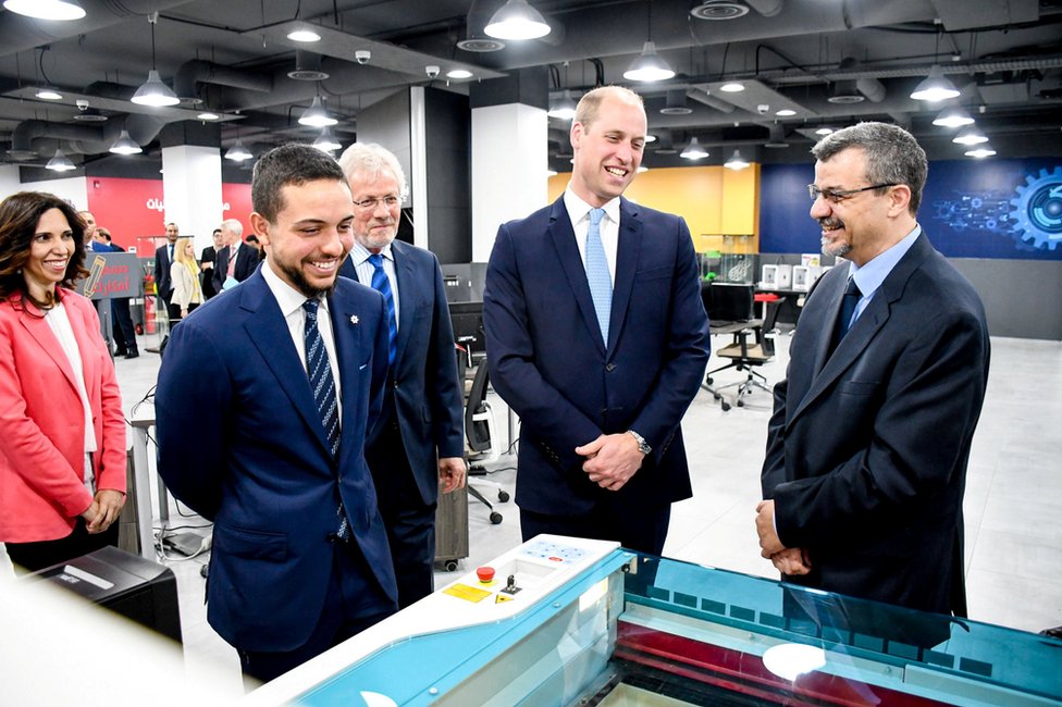 اصطحب الأمير الأردني الحسين الأمير وليام بجولة في مؤسسة ولي العهد في عمان.