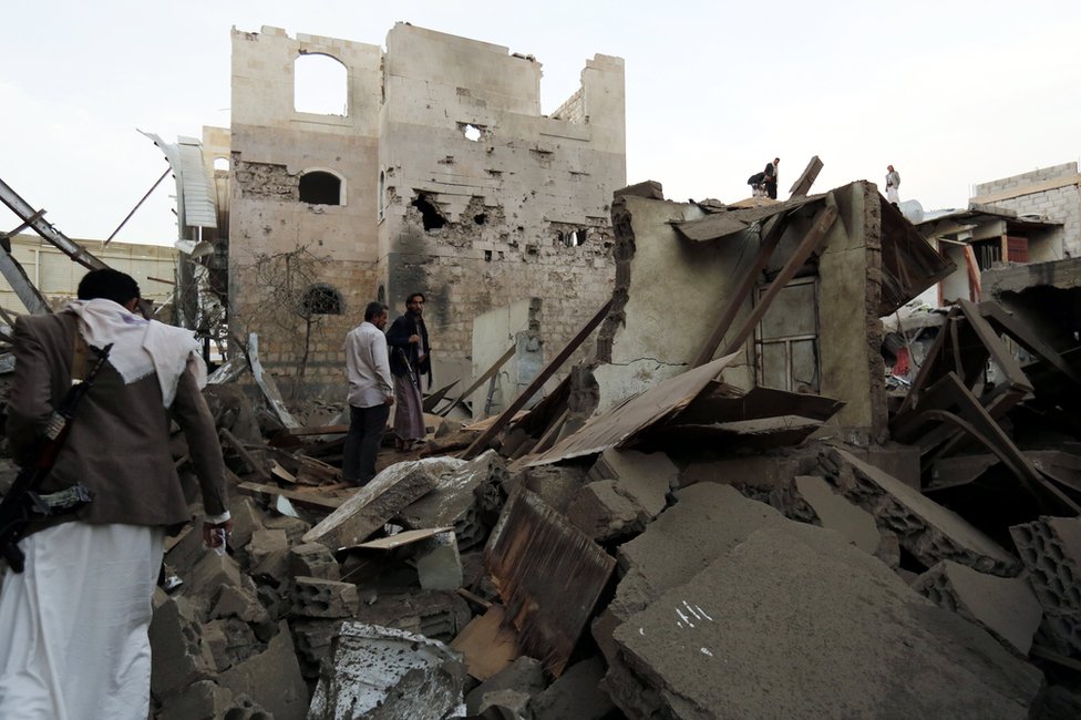 Ruínas de casa destruída por bombardeio em Sanaa