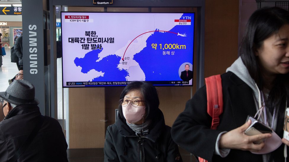 شاشة تلفاز تعرض خبر إطلاق صاروخ بالستي في محطة في سيول بكوريا الجنوبية